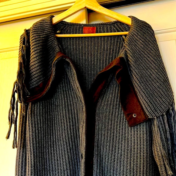 Boutique sweater with fringe, love ❤️ it but it’s too big for me! - Picture 3 of 8